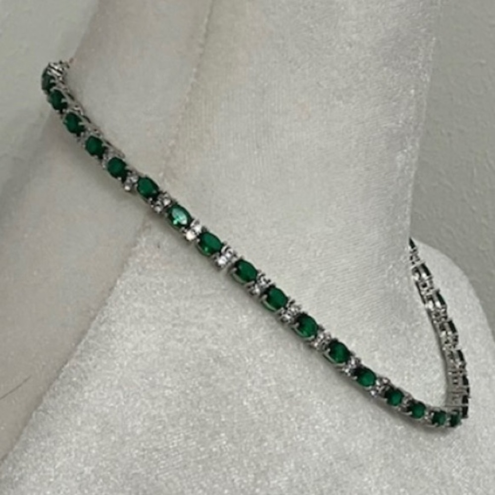 NWT Elegant Green & White Cubic Zirconia Necklace 16 inches - Picture 3 of 7
